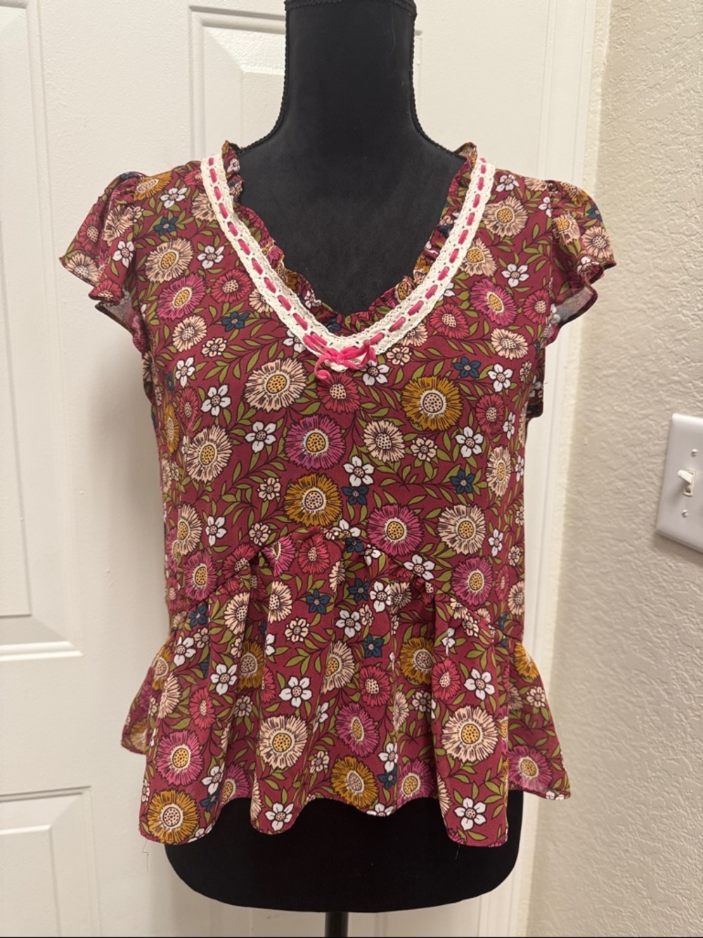SO Burgundy Floral Lace-Trim Peplum Top Sheer  0092